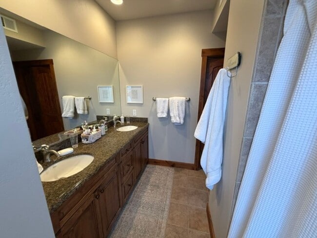 Building Photo - Fabulous Furnished Monterra 2 bd Condo