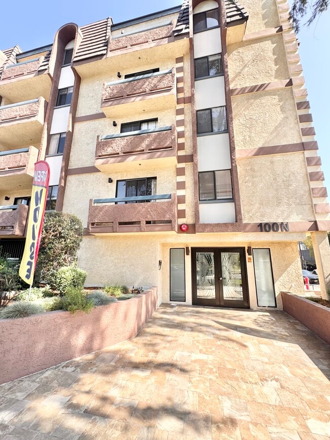 Building Photo - 102 N Clark Dr