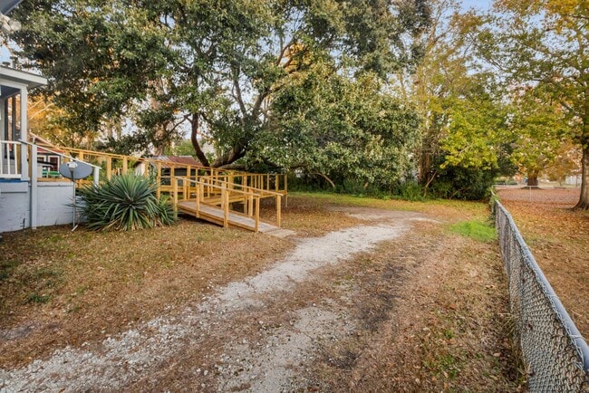 Building Photo - 1110 N Pasteur St