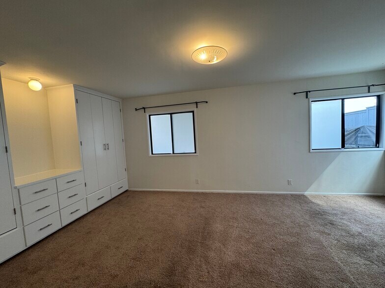Building Photo - 714 Loma Dr