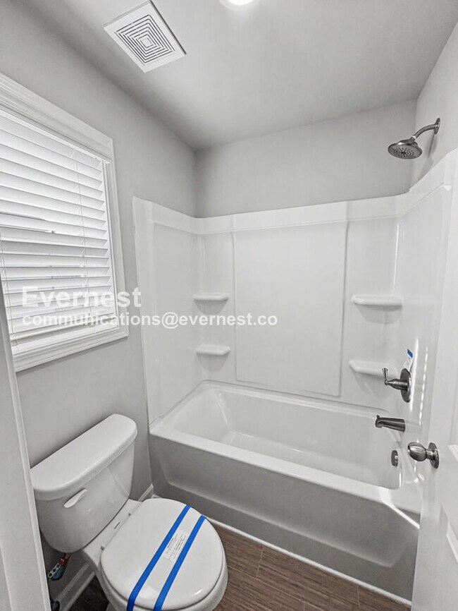 Building Photo - 3 Bed, 2.5 Bath Home with Fenced Yard & Garage / Pet-Friendly / Available Now!