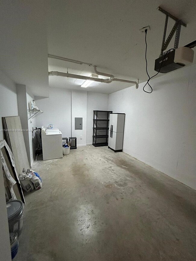 Building Photo - 280 Crestwood Cir