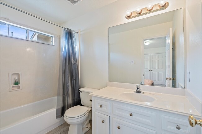 Building Photo - 2060 Glencove Dr