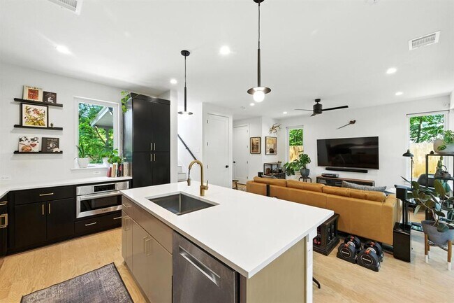 Building Photo - 4614 Englewood Dr