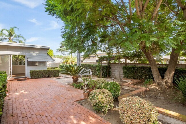 Building Photo - Large 3 Bedroom 2 Bathroom House in La Mesa!