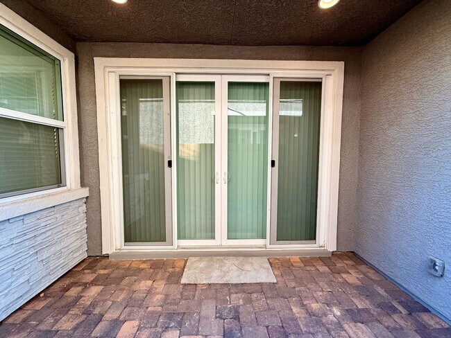 Building Photo - 3 BED 2.5 BATH 2 CAR GARAGE MODERN TOWNHOM...