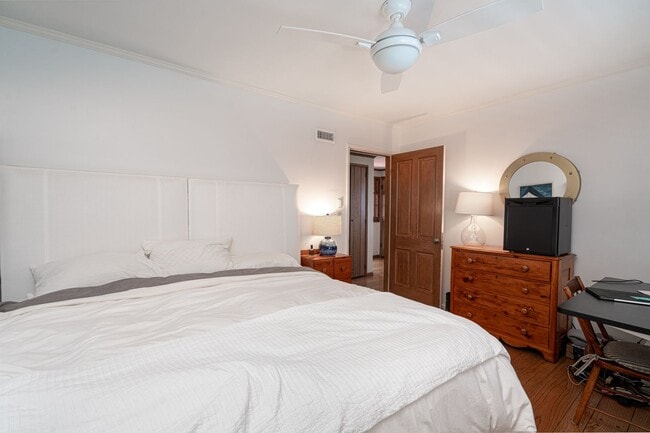 Building Photo - 2124 E Oceanfront