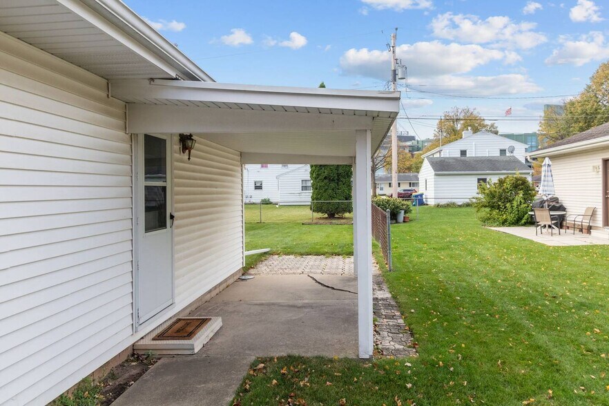 Building Photo - 1221 Kenwood St