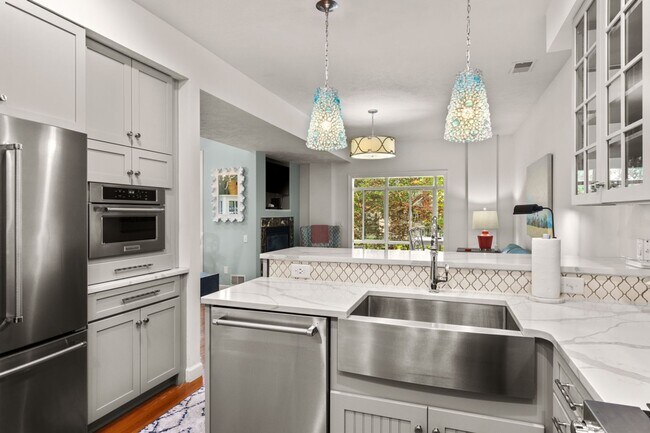 Building Photo - Furnished Pet-Friendly 30-Day Extended Stay Riverfront Condo