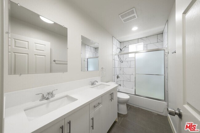 Building Photo - 737 E 82nd St