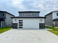 Building Photo - 4 Bed | 2 Bath | 2 Stall Garage | Single Family Home