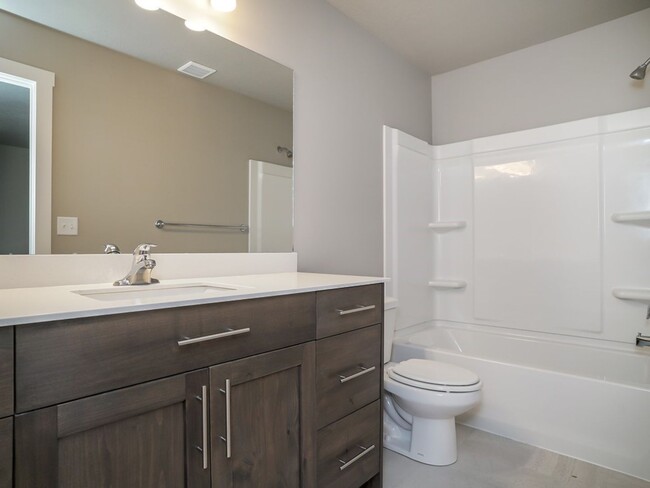 Building Photo - Beautiful 3 Bed 2.5 Bath Townhome in West ...