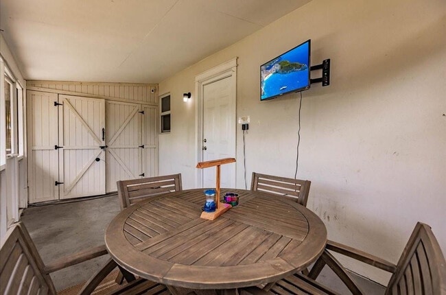 Building Photo - 422 Phippen Waiters Rd