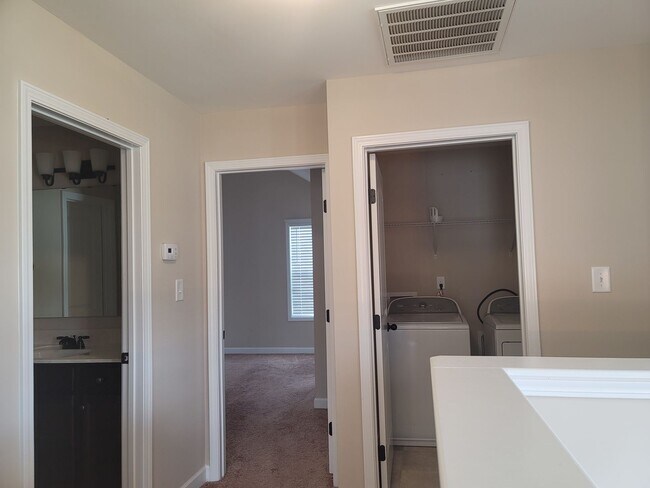 Building Photo - Beautiful 2 Story Home Located Outside of Fayetteville and Fort Bragg!