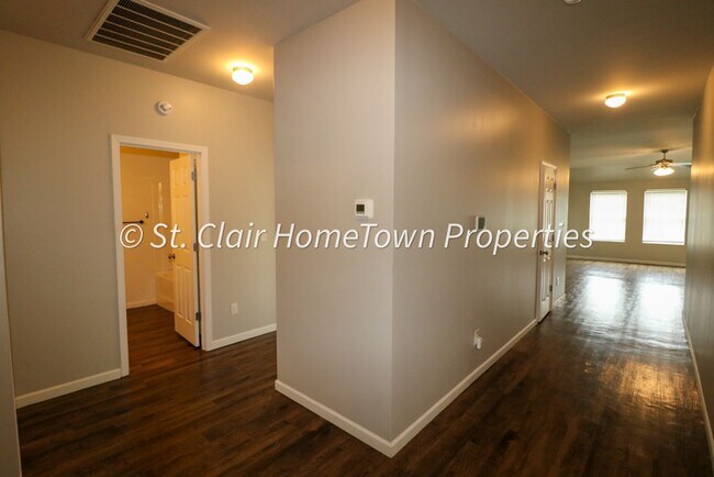 Building Photo - Spacious 4 Bedroom Home in Fox Hollow