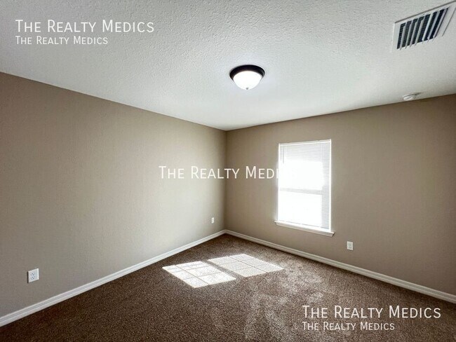 Building Photo - 53 Maple Dr