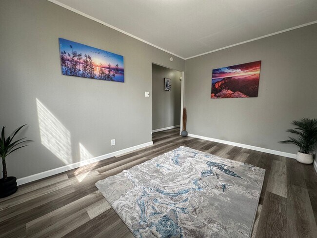 Building Photo - Spacious 2 bed, 1 bath home for rent in NE Waterloo available IMMEDIATELY .