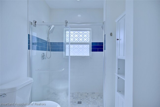 Building Photo - 827 Renault Ave