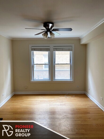 Building Photo - 628 W Roscoe St