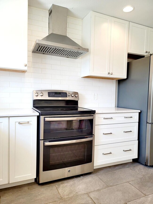 Building Photo - Well maintained 4 bedroom home on west side!