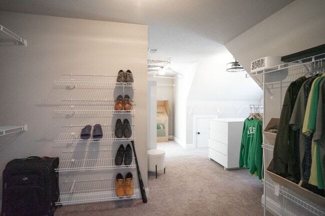 Building Photo - 657 Tree Top Trl