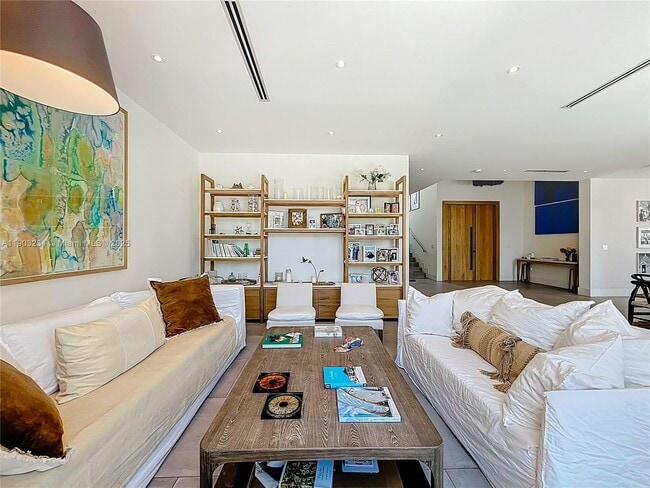 Building Photo - 561 Warren Ln