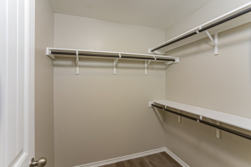 Building Photo - 8806 Double Oak