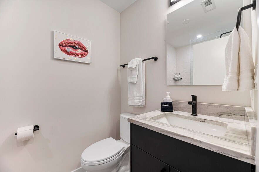 Building Photo - 2316 W Estes Ave