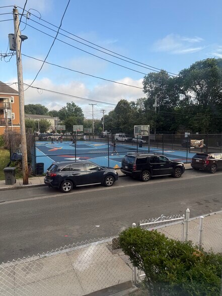 Outdoor view/Basketball Court - 15 Fenelon St