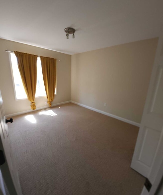 Building Photo - Ready to go forest lake 3 bed 4 bath townh...