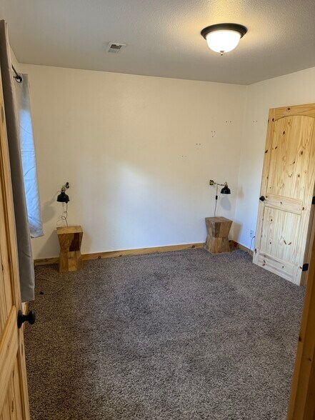 Primary Photo - 340 Quartz Cir