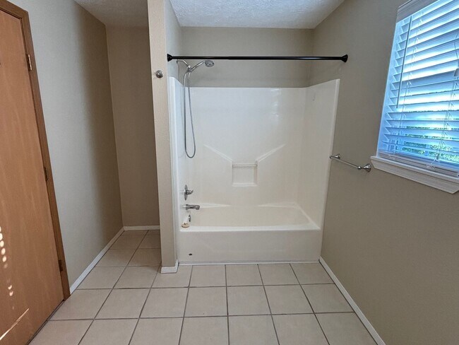 Building Photo - Gorgeous 3 Bed 2 Bath Home Available NOW!!!