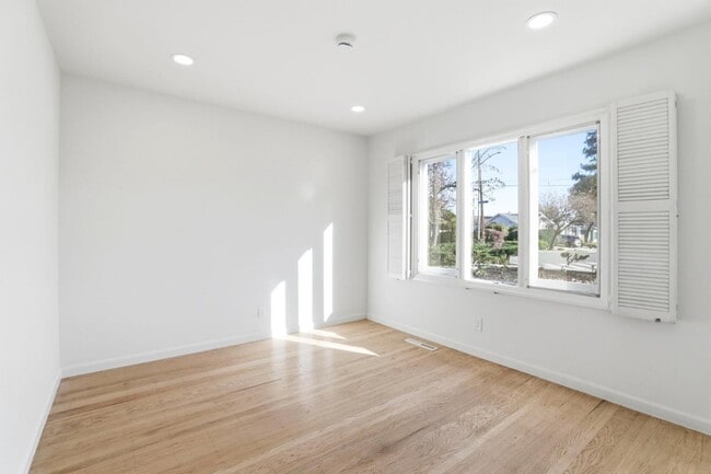 Building Photo - 1201 Weymoth Dr