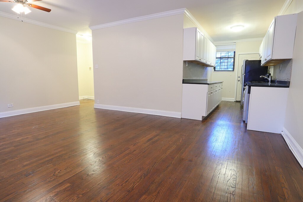 Building Photo - 709 W Roscoe St