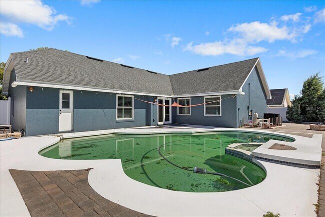 Building Photo - 5517 Loma Vista Dr E