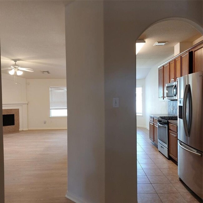 Building Photo - 1909 Roaring Springs Dr