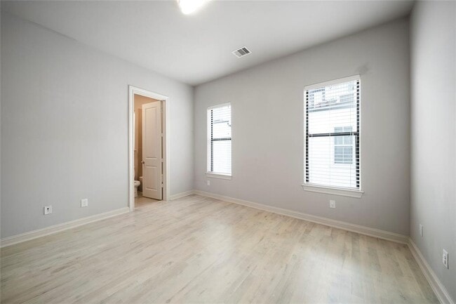 Building Photo - 409 W 17th St