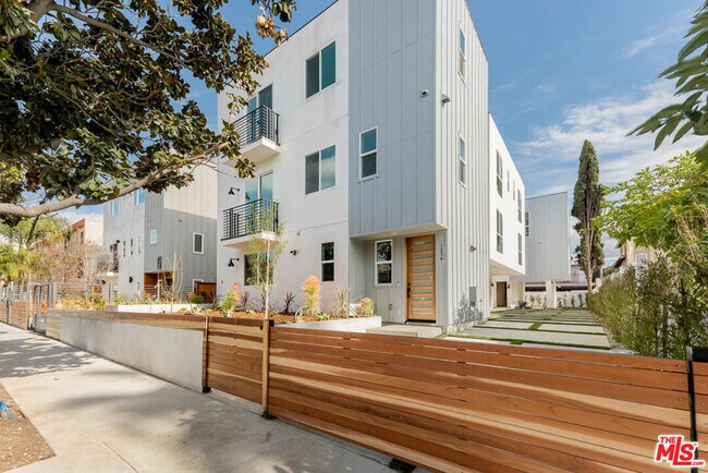 Building Photo - 1236 Beachwood Dr