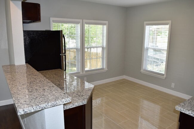 Building Photo - 1519 W 12th St