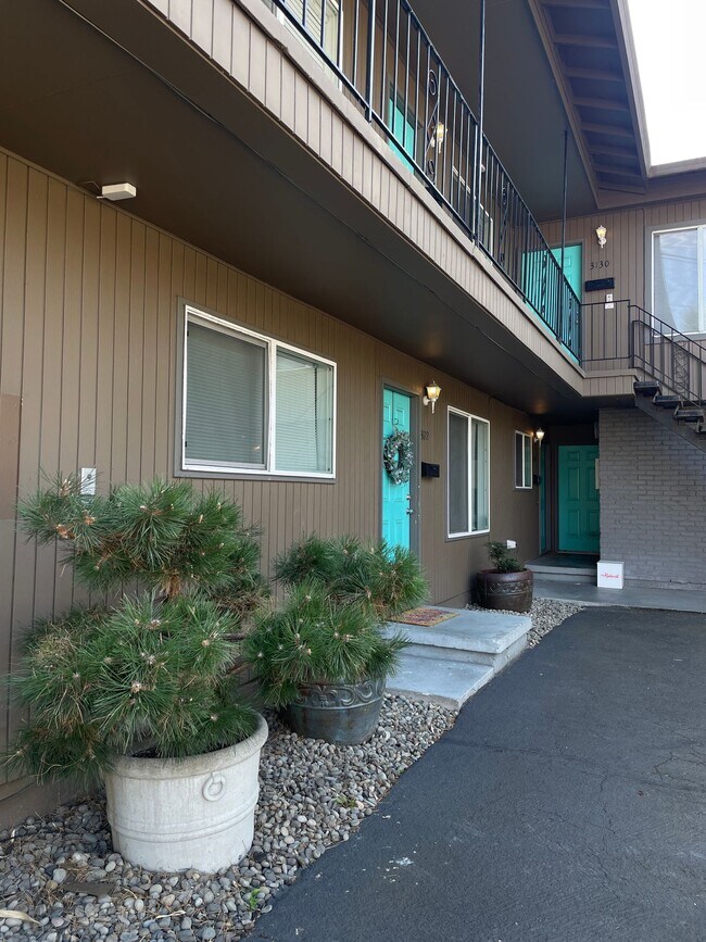 Building Photo - Upper corner unit 1 bed on Belmont, granite, hardwoods, off street parking!