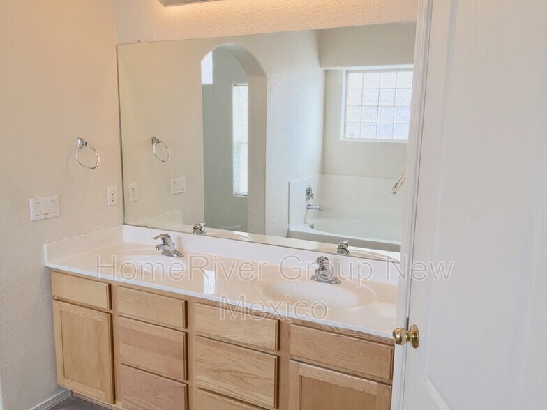 Building Photo - 1117 Toscana Dr SE
