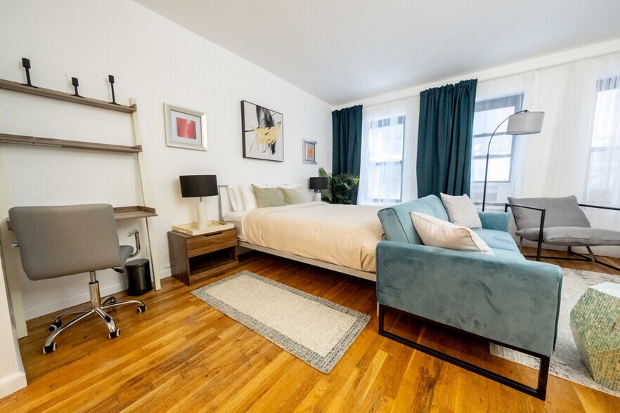 Building Photo - 305 E 95th St