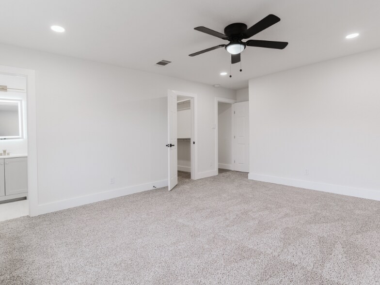 Building Photo - 7117 Chinaberry Rd