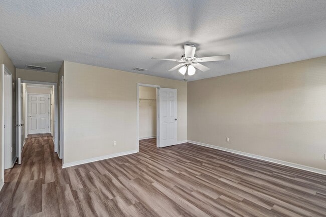 Building Photo - Newly Renovated Martin's Grove Single Stor...