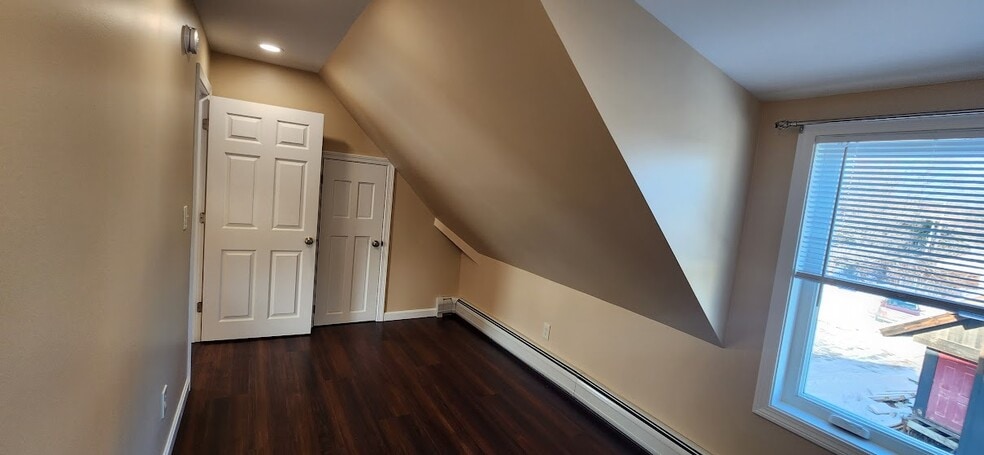 Bedroom - 142 College Ave