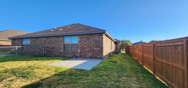 Building Photo - Spacious 2-Bedroom Home on Corner Lot – Mo...