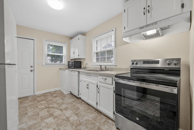 Building Photo - 2 Bedroom Home For Rent Near APSU!