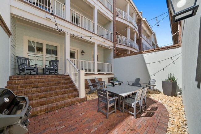 Building Photo - 49 Pleasant St