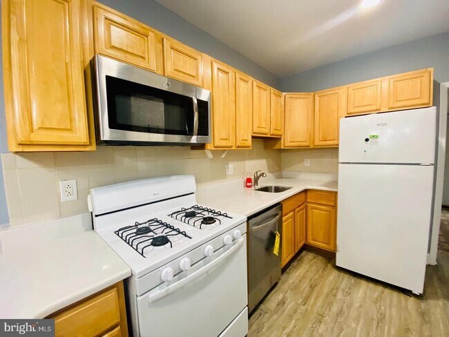 Building Photo - 1704 N Sydenham St