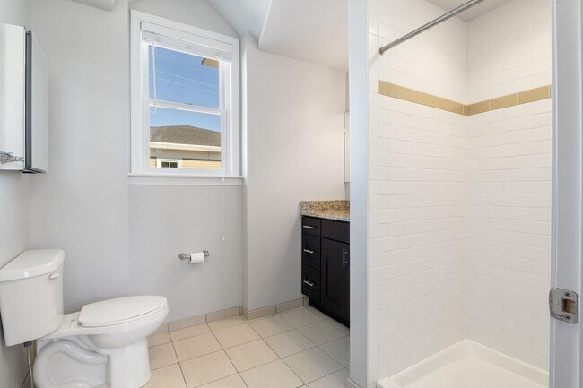 Building Photo - 303 Islington St